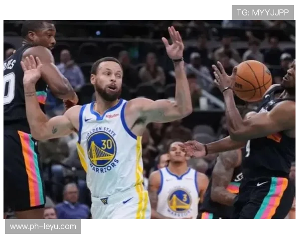 卡斯尔挡拆拉开空间比拼库里，助力球队三分效率提升