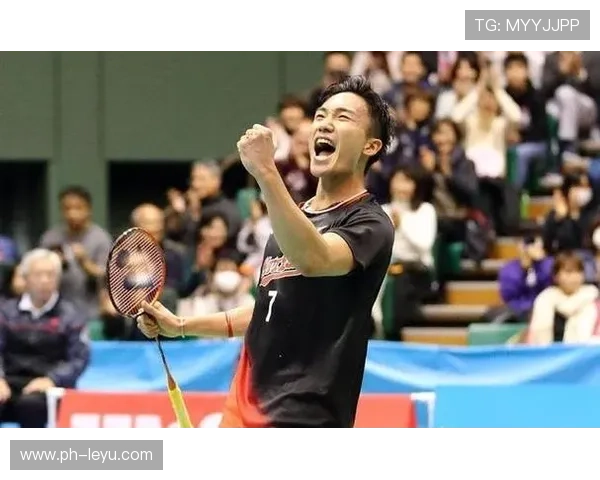 桃田贤斗居然穿运动鞋去豪华餐厅，旁边小姐姐的表情无价！