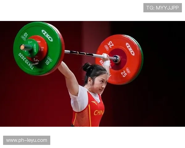 廖秋云训练完顺手拎走两袋蛋白粉，这自律程度谁顶得住啊