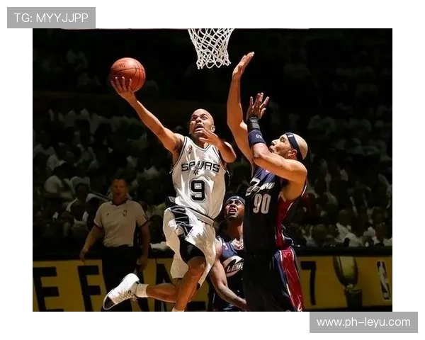 帕克无球穿插改变防守阵型，高效输出主导马刺进攻节奏